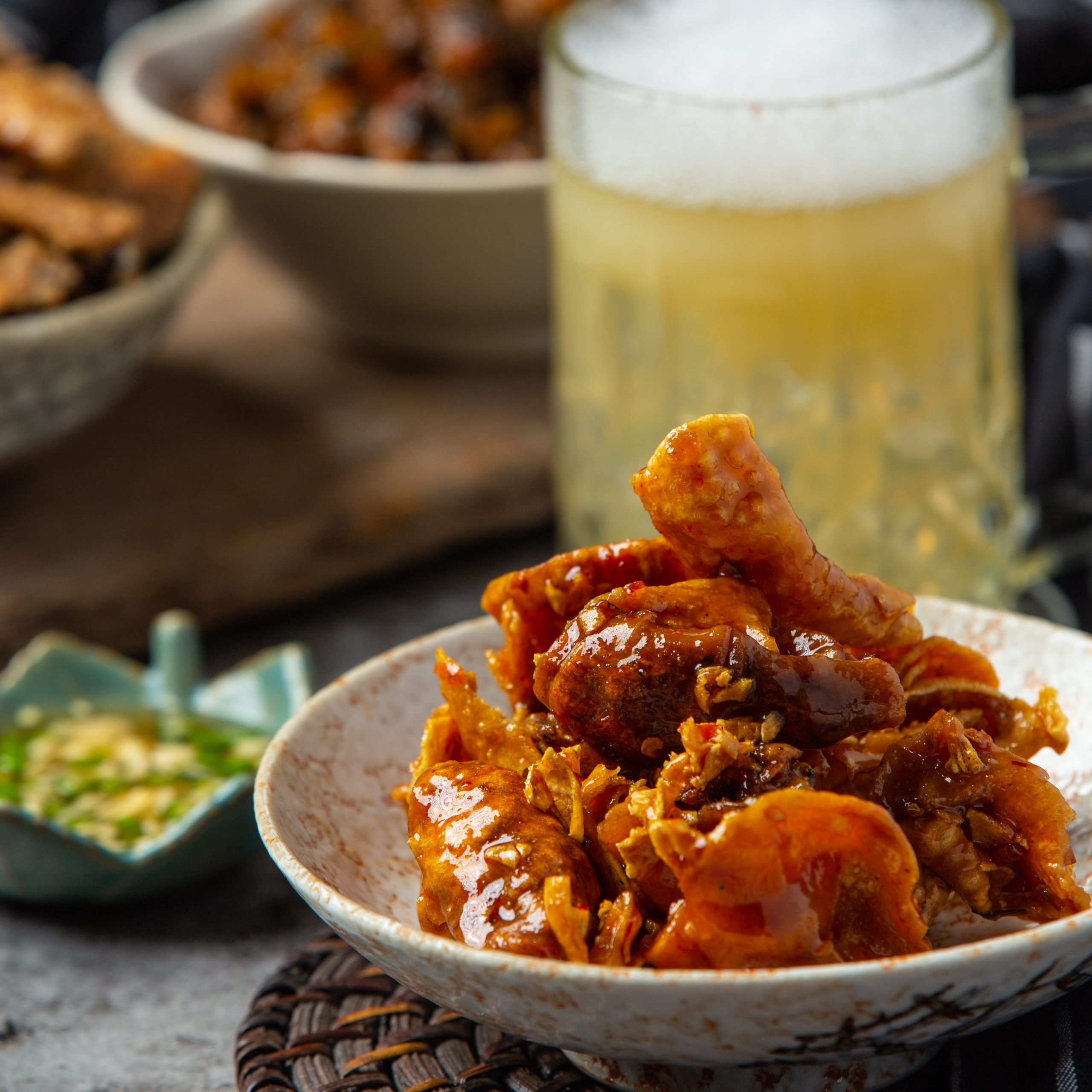 comida coreana chimaek, pollo frito con cerveza.