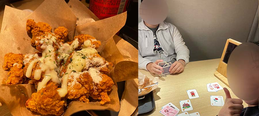 Comida Coreana pollo frito en el cafe del juego de mesa en Corea del Sur