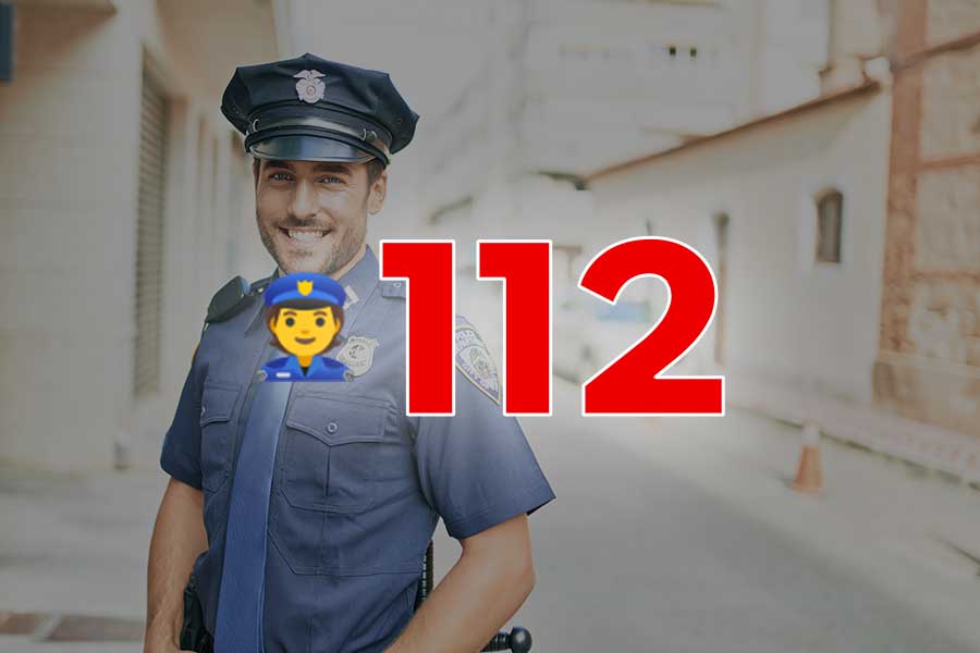 Hombre con uniforme de policía sonriendo
