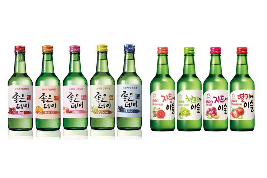 Hay botellas de soju con diferentes sabores de frutas.