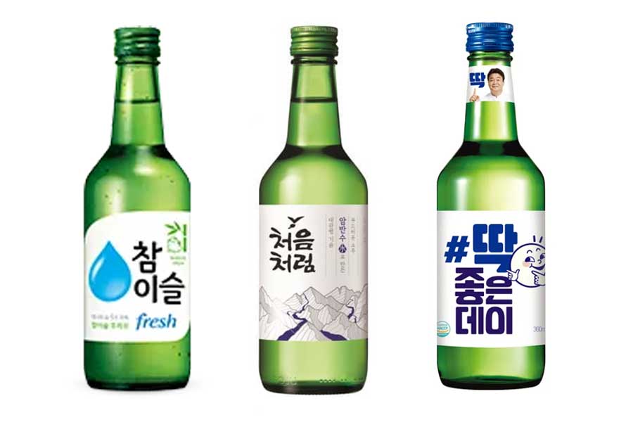 Tres tipos diferentes de botellas verdes de soju.
