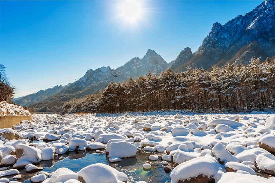 invierno en Corea,Un valle en un día de invierno, con nieve acumulada sobre las rocas y un cielo despejado.

